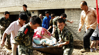 �侯��ͨ���(du��)����Ӣ���V Ҋ�C�ӵܱ���Ѫ���\(ch��ng).jpg