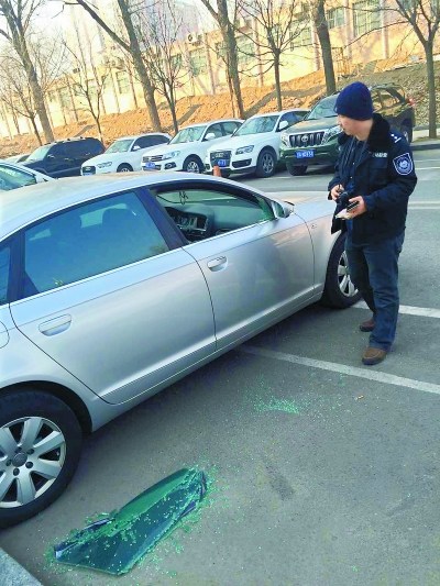 北京朝陽(yáng)一停車(chē)場(chǎng)凌晨十余車(chē)被盜砸疑團(tuán)伙行竊