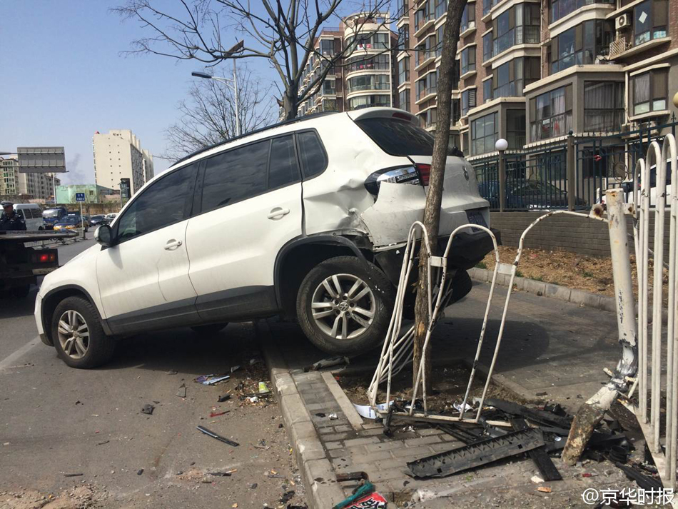 ������Ů˾�C(j��)ͣ܇�Bײ6���o(h��)��5�v܇