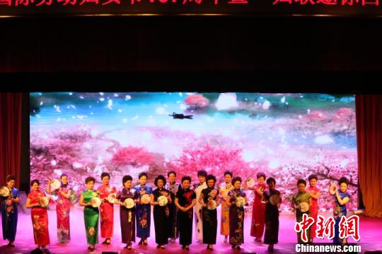 ���C400�����DŮ����������ҡ�Մ�ի@���ġ��¸���(j��ng)��