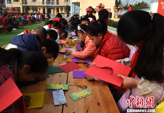 重慶5000名留守兒童共繪新年愿望