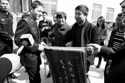 ����һ������˯���к��ӱ�͵32������񾯌���