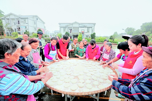 9��16��,�ڳ�ˮ���L(zh��ng)ɳ�(zh��n)�V�����׵ط�ؚ�����c(di��n),��(d��ng)?sh��)ظɲ�Ⱥ���g��һ�ô�����,ӭ�����������L(zh��ng)�� �z��