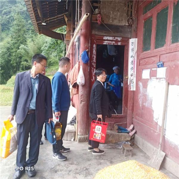 農(nóng)發(fā)行綏陽(yáng)縣支行開(kāi)展“金秋溫暖行”主題黨日活動(dòng)