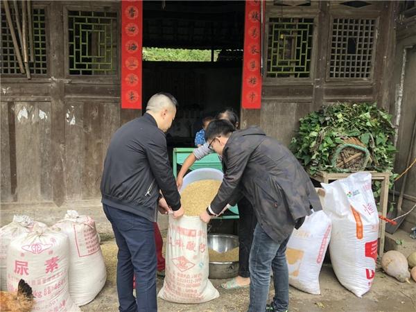 農(nóng)發(fā)行綏陽(yáng)縣支行開(kāi)展“金秋溫暖行”主題黨日活動(dòng)