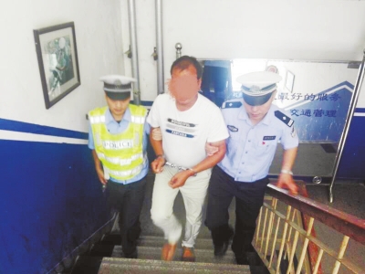 騎電動車上高架被攔下 一查原來是網(wǎng)上追逃嫌犯