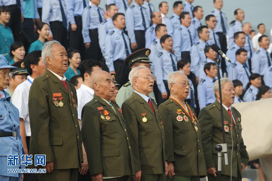 (抗戰(zhàn)勝利70周年)(3)鄭州:近4萬人黃河岸邊齊唱《保衛(wèi)黃河》 (抗戰(zhàn)勝利70周年)(3)鄭州:近4萬人黃河岸邊齊唱《保衛(wèi)黃河》