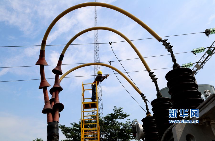 河南寶豐:酷暑高溫?fù)屝廾? style= 河南寶豐:酷暑高溫?fù)屝廾? complete=