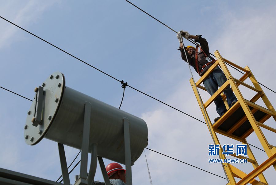 河南寶豐:酷暑高溫?fù)屝廾? style= 河南寶豐:酷暑高溫?fù)屝廾? complete=