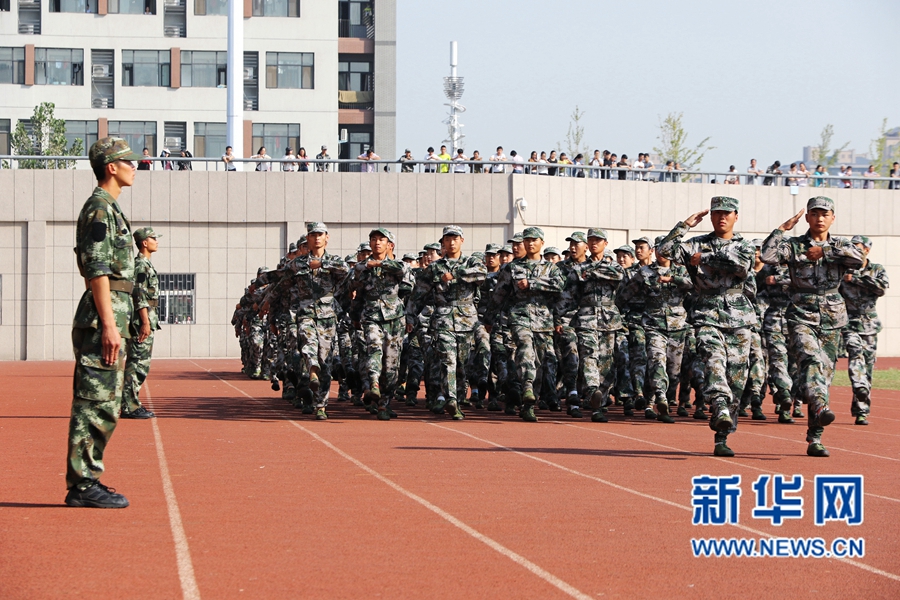河南財大舉行新生軍訓(xùn)總結(jié)會 河南財大舉行新生軍訓(xùn)總結(jié)會