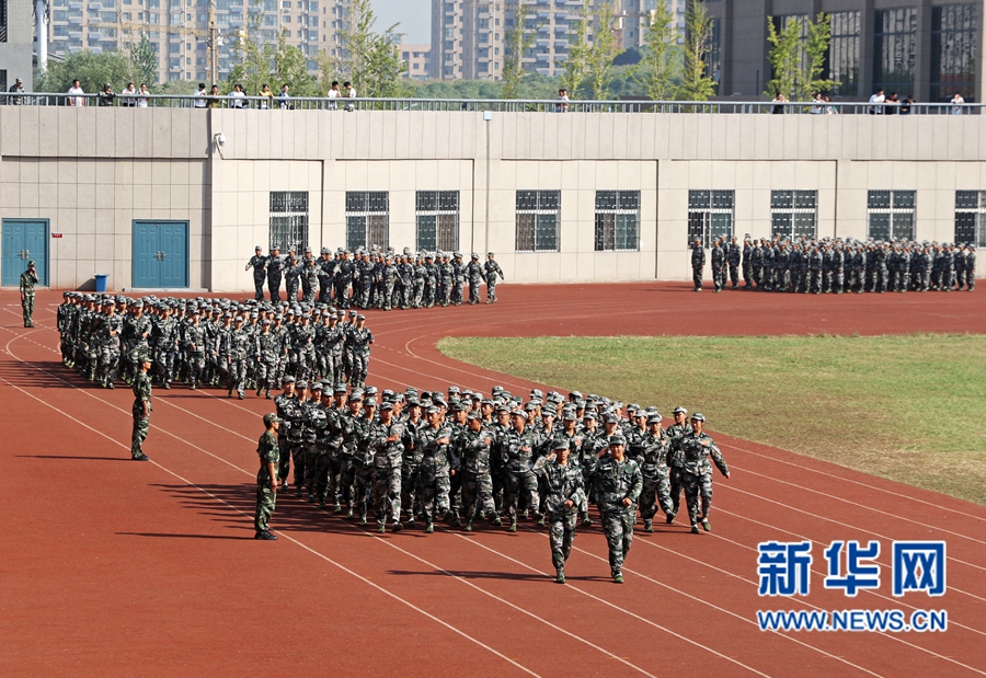 河南財大舉行新生軍訓(xùn)總結(jié)會 河南財大舉行新生軍訓(xùn)總結(jié)會