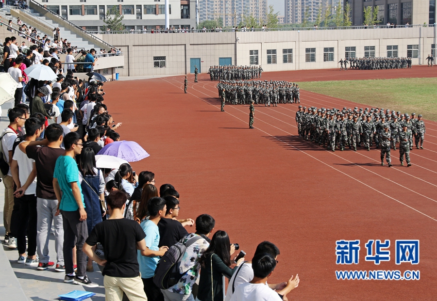 河南財大舉行新生軍訓(xùn)總結(jié)會 河南財大舉行新生軍訓(xùn)總結(jié)會