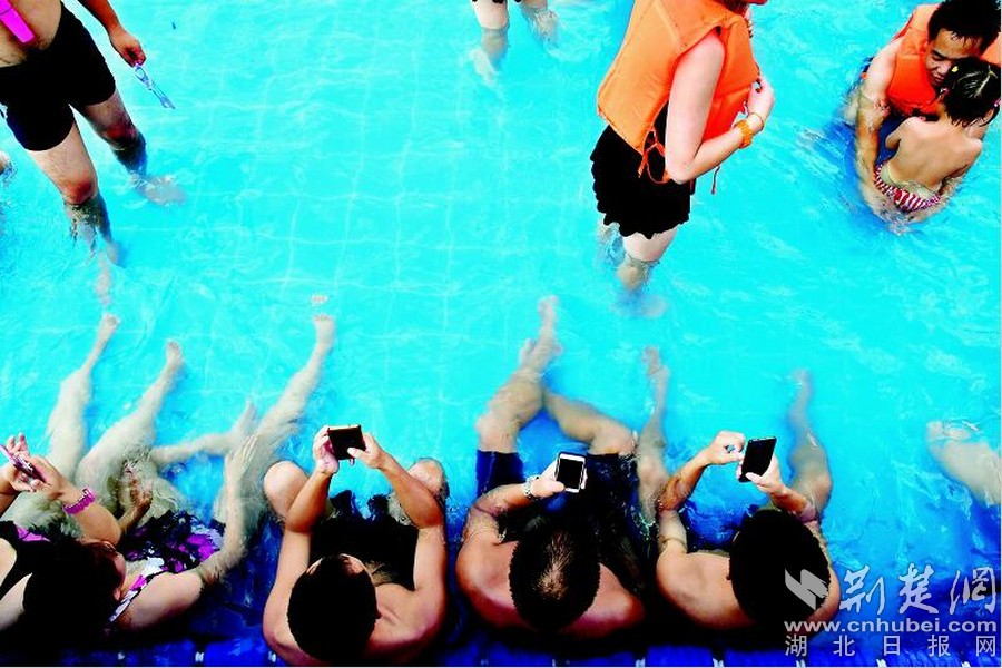 ���ڱ̲���ʎ����������һ�����������(du��)�ڵ��^����f���˕r(sh��)�˿��Բ����x�_�Լ����֙C(j��)����������������������Ӿ�^���Hˮ���@���|����L(zh��ng)���ϡ���һ߅����ˮ��һ߅ˢ�֙C(j��)���ˣ�����һ���؄e���L(f��ng)������(d��ng)Ȼ�������o�֙C(j��)Ҳ�����ˡ�Ӿ�¡�����͸���ķ�ˮ�֙C(j��)�����@�ӣ��������ǝ����������߅�в��ˣ�����������ˮ�����֙C(j��)Ҳ�c�Լ���Ӱ���x���D�飺��D����Ӿ����һ�����S����ˮ��������������֙C(j��)