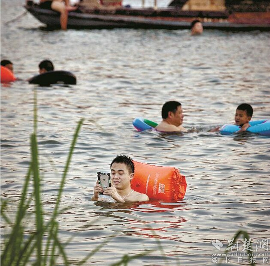 ��ˮ�У������ڿ��Ӱ�����˰l(f��)����Ȧ��������ҕ�l�����������ġ��������Ĺ�ͬ���c(di��n)ֻ��һ��(g��)�����^���o�����֙C(j��)��Ļ����������׃�Q�˄�(sh��)����(du��)���@�ݡ���(zh��)���������˱�ʾ�o�����⣬���˱�ʾ��ͦ��Ȥ�������o�֙C(j��)���ϡ���ˮ�������ĵ��^�傃���t��(hu��)�J(r��n)����V����������Ҫʹ���֙C(j��)�����D�飺�h����ˮ����ӿ�����f���ˡ�ˢ����