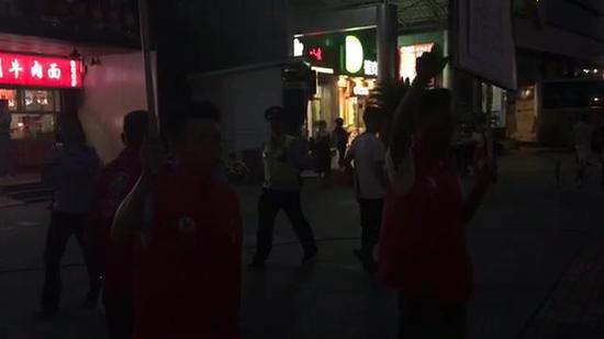 ������ֹӛ���x�_�r�����T�ѵ��_�ĵ��ο��ѽ�(j��ng)�����ꮅ�ȴ����l(f��)ȥ�Ƶ���ǽ���ǰ����܇վ���C����