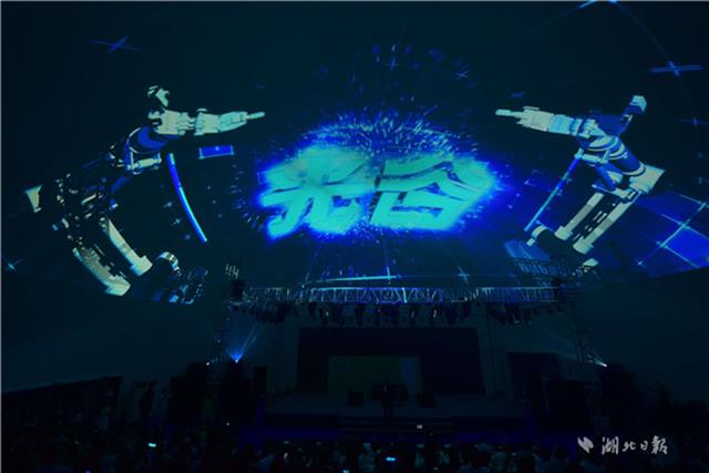 8��23�������ɶ���Ͷ���F(tu��n)�͖|�����^(q��)(li��n)�ϴ���ġ��I(xi��n)�Y�����ʮ���ꡪ��׷���ߡ��Ƽ����_(t��i)���ڹ�ȇ�(gu��)�H�W(w��ng)��������ӳ��200��λ��Ƚ��O(sh��)�ߺ���I(y��)�ҵ���(ch��ng)�^�����@�����۽������ʮ��č��V�q�������ȵľ������¾���