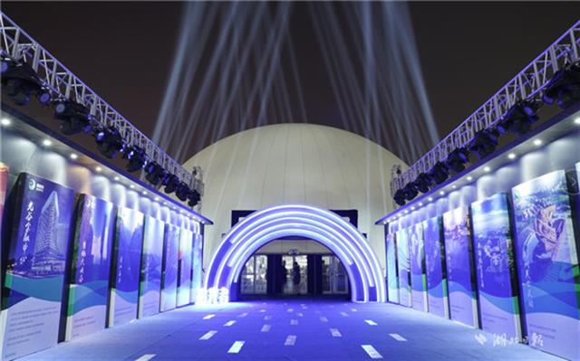 ӛ���ڬF(xi��n)��(ch��ng)�������W(w��ng)����������һ��(g��)ռ����e1000ƽ���׵ľ���������(n��i)�������Д�(sh��)�_(t��i)������ͶӰ�x����X�����£�������ͬ����Ͷ�䮋������(sh��)�ּ��g(sh��)�Y(ji��)�Ϲ�Ӱ�ֶ����Ї�(gu��)���30��l(f��)չ�v���SȻ��ǰ��