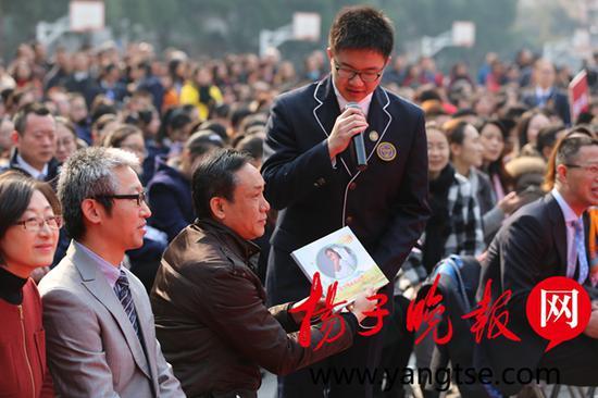 ����һ��ë����ְ���Ů������(c��)��