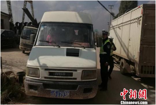 ����һ��У܇(ch��)����(y��n)�س��d ���d7�˾��D33��