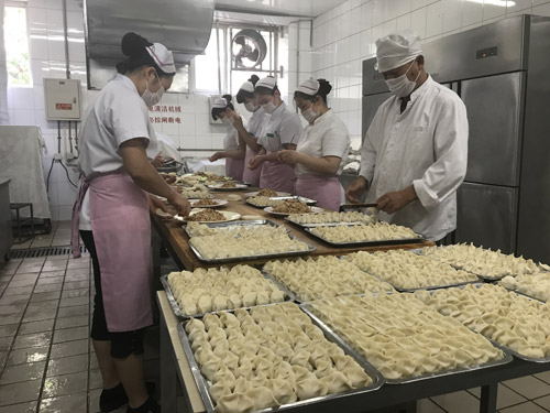 �e�˼ҵ�ĸУ ������20�f(w��n)ֻˮ��ͮ��I(y��)��