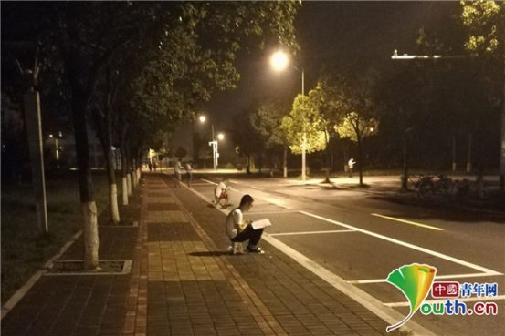 �W(w��ng)������һ��Уǧ�����W�������������� �WУ������֧��