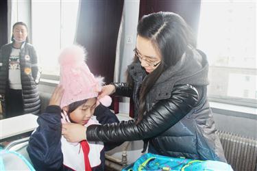 丹東:愛民社區(qū)為山區(qū)孩子送溫暖
