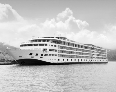 萬噸級豪華游輪“長江貳號”首次駛?cè)胛錆h(圖)