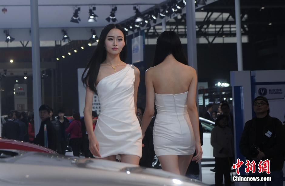 �ؑc܇չ��Ůģ����������