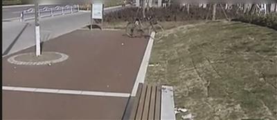 高三男生為戒網(wǎng)癮剁左手 斷手被找到后接上(圖)