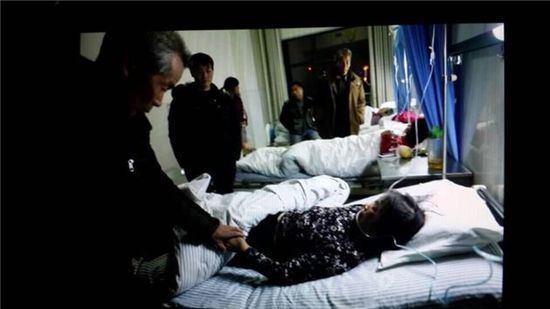 洛陽(yáng)載20余人貨車(chē)景區(qū)內(nèi)失控側(cè)翻 傷亡不明(圖)