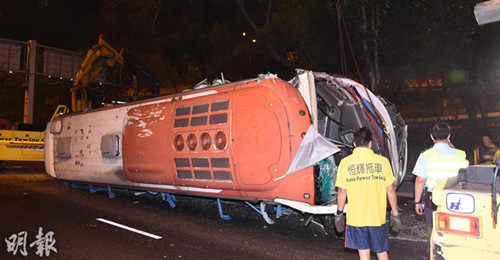 香港一空載旅游巴失控翻側(cè)司機(jī)驚慌逃去無(wú)蹤