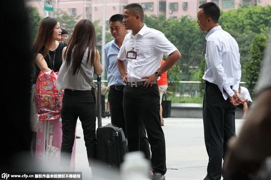 ���϶��B�m(x��)���(2014��9��10����11����12��)֮�����_���^(q��)�Ϻ��ֵ��k���ڰ��ɳ������F·�������_����܇վ��ʮ�׼҆�λ���_����܇վ(li��n)���_������ӑ���ߡ����P(gu��n)���Tֱָ�@һ�����������10��֮�����º�һ��Ʊ��(w��)�c(di��n)�⵽ͣ�I(y��)�{(di��o)�����_����܇վ�V���ϵ�Ʊ؜�����ஔ(d��ng)�Lһ�Εr�g��Ҳ�N���E�ˡ�����һ��r�g��2015��7��6�պ�7��7�գ�ӛ���ٴΰ��L�l(f��)�F(xi��n)���@ȺƱ؜���ֻ؁������@���治��һЩ����ף��������͵ĵ��c(di��n)���������_����܇վ��Ʊ�d���T�������������_��Ʊ��(w��)����������4�ң��_������������֮�����D�鴩�����܇վ�ˆT�ķ��b�����Ӻ���ǰ�������^�Ĺ����Ƶġ�Ʊ؜�ӡ����քݺ�վ���H�����_����