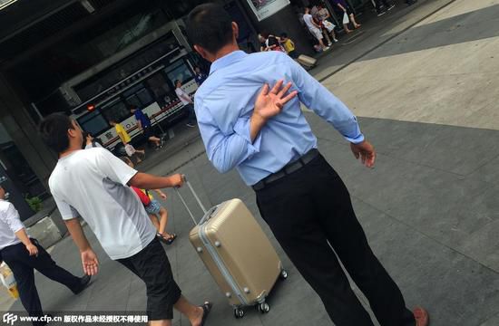 7��6�����磬���_����܇վ�V����ڵ����̎���@����ͨ����Ʊ̎�ıؽ�(j��ng)֮·�������ĳ˿���࣬ʮ����Ʊ؜�ӷ�ɢ�ڸ��������r�rס�^�������ˣ���Ҫ���L;��܇ô?��ͬ�r��ָ���h(yu��n)̎��ʾ��Ҫ�������IƱ���е����ˌ�����֮������Ҳ��������ͣ�����_�������Ҹ��SƱ؜���x�_���D�顰Ʊ؜�ӡ���ͬ�������İ�ʾ�քݣ��@�ք��Ǹ��Vͬ��Ʊ�r������