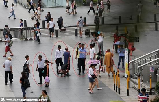 �����_����܇վǰ�ďV����֮����Ʊ؜�ӂ����I(l��ng)���������U(ku��)�����_����܇վ����̎����Ʊ؜�ӵȺ��ڴˣ�ֱ�����(zh��n)�����Ļ�܇վ��վ����Ⱥ�������_����܇վ���ǵĴ��T�ڣ�ͬ���Ў���Ʊ؜�ӵȺ��ڴ������r���^���ĳ˿ʹ�Ԓ�����ȥ��9�£����c���͵ļ�ðƱ؜���˔�(sh��)���H�]�Мp��������������������Ȼ��ͬ�ӵ��b�磺�{(l��n)ɫ�Ʒ��������ס�����������Ů������������㡣������߀�С��������������tɫ�R�׵ġ��������(w��)꠳ɆT���������ǡ������ˆT�����c�������͵���鮔(d��ng)�С��D���_����܇վ�V����Ʊ؜�ӡ����Ѽ�ð�����ˆT���_�˿�ُ�߃rƱ��