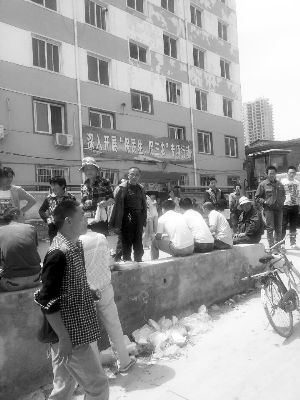 �ϰ��˾ۼ��ڷ�ƺ���ί��(hu��)�k����ǰӑҪ���Y��