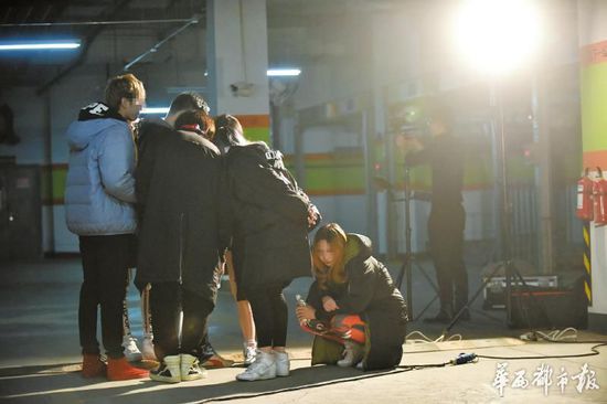 ����(f��)�ž��Ĕz��һλŮ���۵ö��ڵ�����