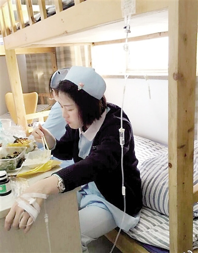 女護士帶病工作邊吃飯邊輸液網(wǎng)友感動點贊(圖)