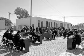 �A�̈�Ӎ��ӛ�� ���\����90��������ĳ���ͥì���cͬ��Ů����ĳ�l(f��)���������_��֮�࣬��6���´��Ů��ˤ�ڵ��ϲ����_�������Ů���؂���5��3�գ���ꖅ^(q��)��Ժ���_�����˱�����ĳ���⚢�˰���һ��������ĳ����ͽ��4�ꡣ�����_��������ʾ���շ�Ч����4��29������ꖅ^(q��)��Ժ������ͥ���⌢��ͥ�O(sh��)������ĳ��ס������ꖅ^(q��)�R���(zh��n)�������G��k�� l�����������M�й��_������