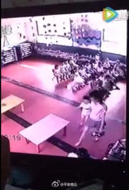 ����һ�׃��@Ů�̎��Ɠ�2����ͯ ����:�ѱ��о�