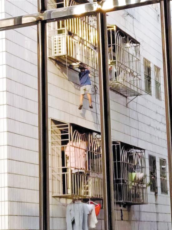 ������(b��o)Ӎ ӛ������񡢌�(sh��)��(x��)�������zӰ��(b��o)����8��11������5�r(sh��)30���S�����������^(q��)�Ϟ��ֵ����䲼��^(q��)�l(f��)���˼��@�U(xi��n)�ָ��˵�һĻ����H4�q����ͯ��(����)�ø�ĸ���ڼ���͵͵�������˴��_���Y(ji��)���^���������Ƿ��I�W(w��ng)�����w�ҿ��x�،���20�׸�(ҊС�D)��ǧ�xһ�l(f��)֮�H��һ�����ĵġ����e�硱ͽ�����������������(sh��)ʩ�I��(Ҋ�҈D)��