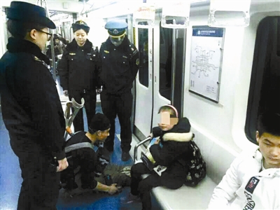 ����������l(f��)�F(xi��n)���ڱ������F��(n��i)��ͯ��ؤ��(sh��)���������ӣ��еă�ͯ����ӑ�r(sh��)�B(t��i)�Ȑ�������(y��n)��Ӱ��˳�܇�h(hu��n)�������챱�������(b��o)ӛ�ߏı�����ͨ��(zh��)�����(du��)܉�����(du��)�˽⵽��܉����ͨ��(zh��)�����(du��)�������g�ڵ��Fվ��(n��i)��@��ͯ��ӑ��20���˴�����(j��ng)�{(di��o)��l(f��)�F(xi��n)���@Щ��ͯ�򡱶���(l��i)�Ը��Cếh���ɳ���Ҍ��нM���Ե؎���(l��i)������ӑ���Ђ�(g��)�e��ͯ�򡱼��������������^(gu��)�f(w��n)Ԫ��