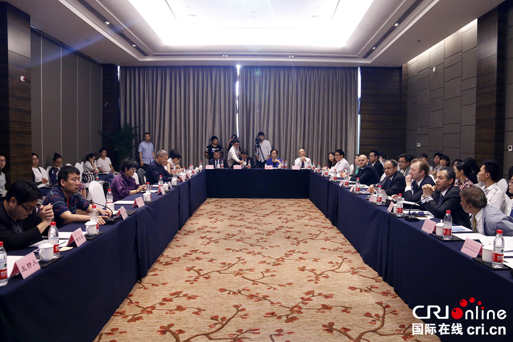 �DƬĬ�J���}