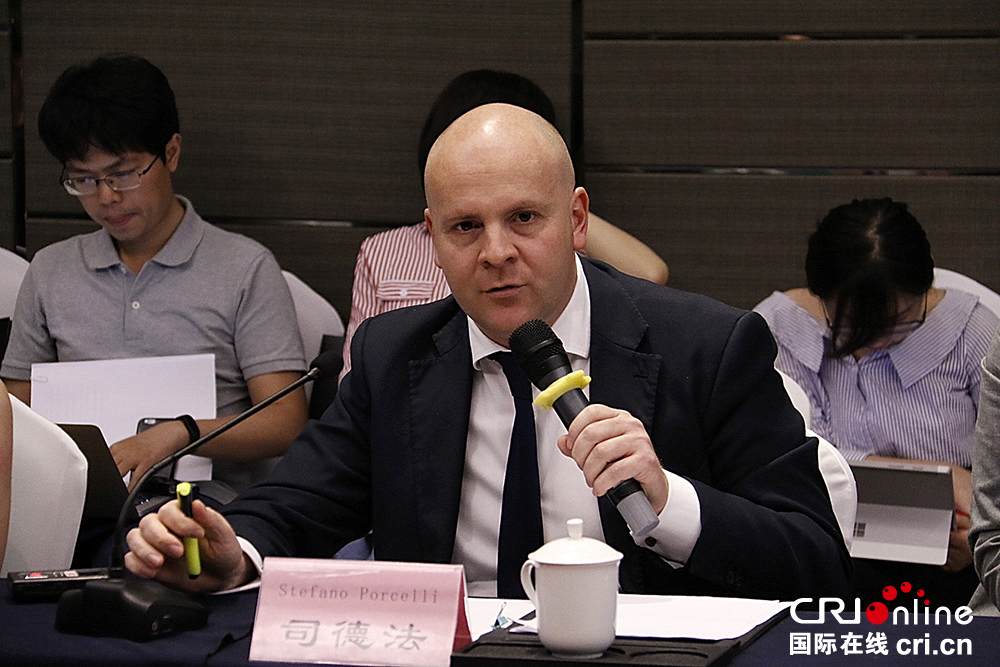 �DƬĬ�J���}