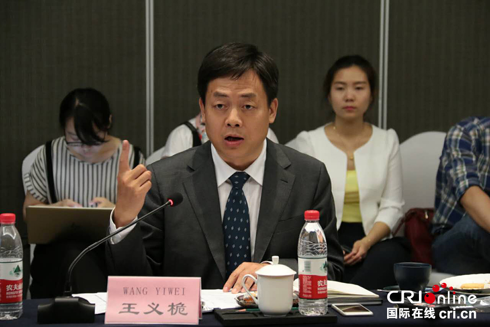 �DƬĬ�J���}