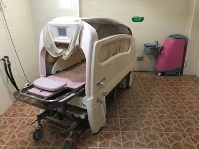 ���g������(ji��n)��һ���Ǻ�һ��(g��)���ҵĳ־Ñ�(zh��n)