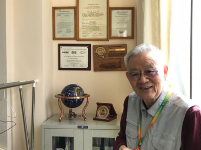 ���g������(ji��n)��һ���Ǻ�һ��(g��)���ҵĳ־Ñ�(zh��n)