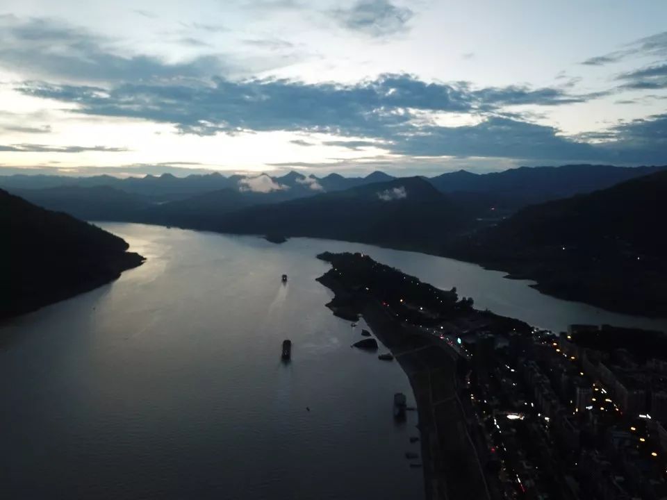 �L(zh��ng)����ӛ | �f(w��n)ǧ�����L(zh��ng)�����l(w��i)һ����ˮ