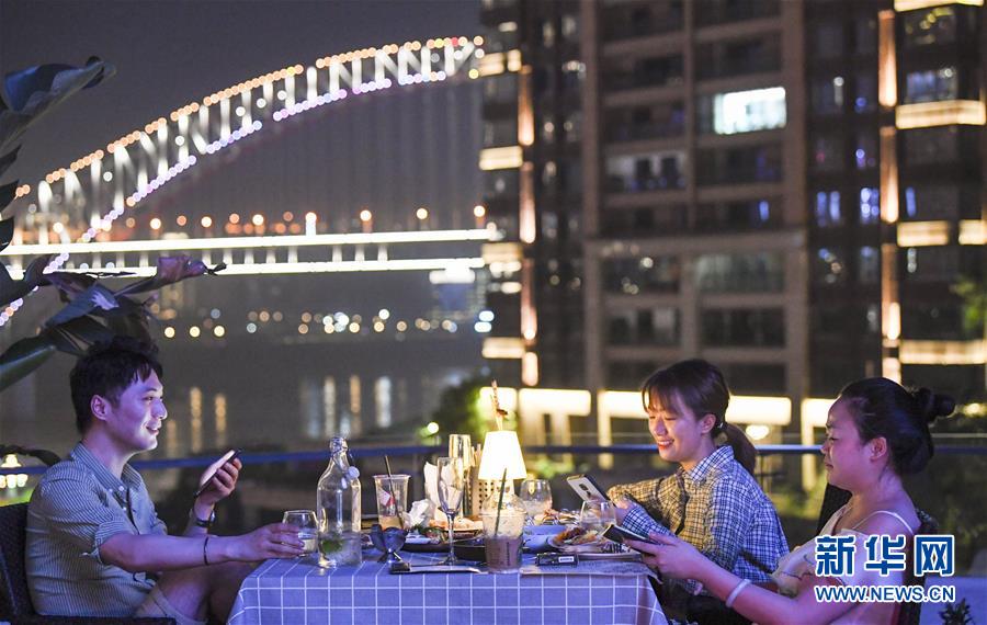 (新華全媒頭條·走向我們的小康生活·圖文互動)(12)大城大鄉(xiāng)的“幸福協(xié)奏曲”——重慶推動高質(zhì)量發(fā)展創(chuàng)造高品質(zhì)生活紀(jì)事