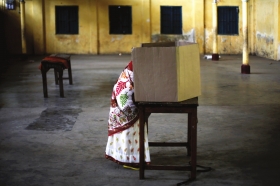 4��7��,ӡ�Ȱ��_ķ��ϲ�����,�DŮ����ͶƱ���D/���A��src="http://y3.ifengimg.com/cmpp/2014/04/08/03/08f06a9c-85c5-4d75-8d9a-5c5144d393f5.jpg"