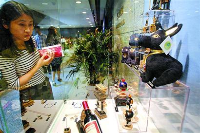 ���(du��)��չ�I(m��i)�Ą�(chu��ng)����������ؼ� ��Ӣ�����^����չ����Ʒ�N(xi��o)���~18���_(d��)300�f(w��n)Ԫ